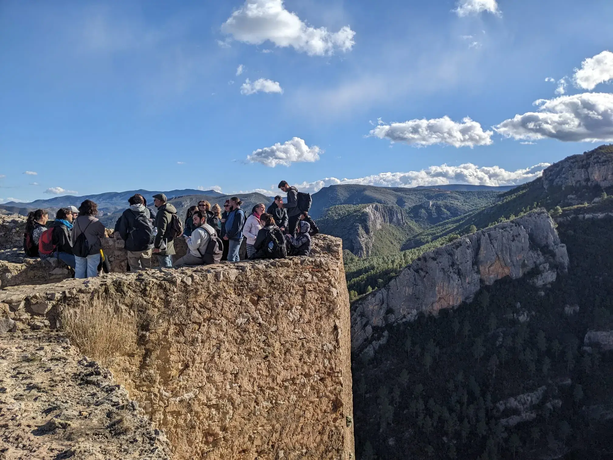 Senderistas en un mirador sobre el cañón del Turia en Chulilla