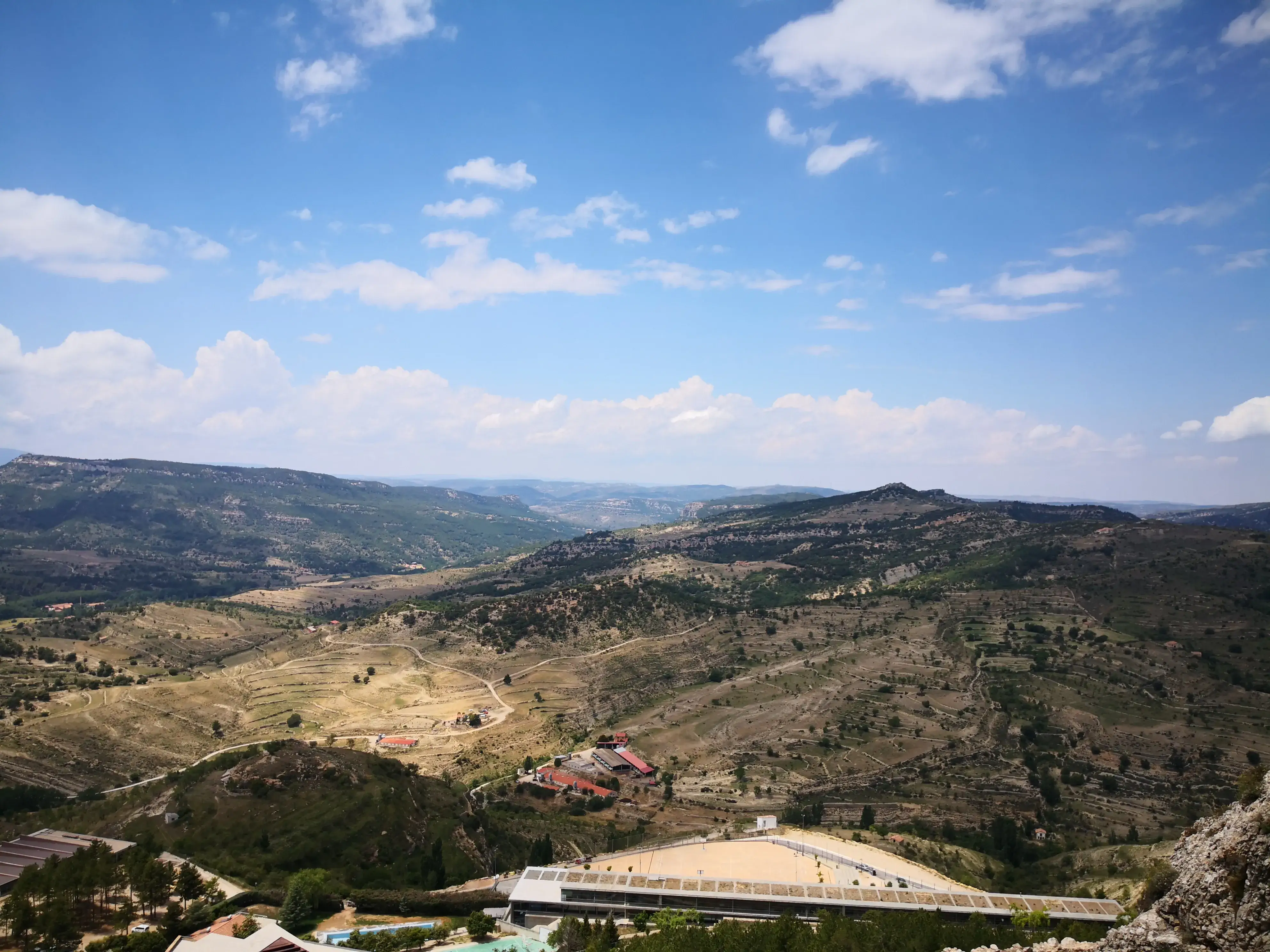 La colina amurallada de Morella alzándose sobre el Maestrazgo