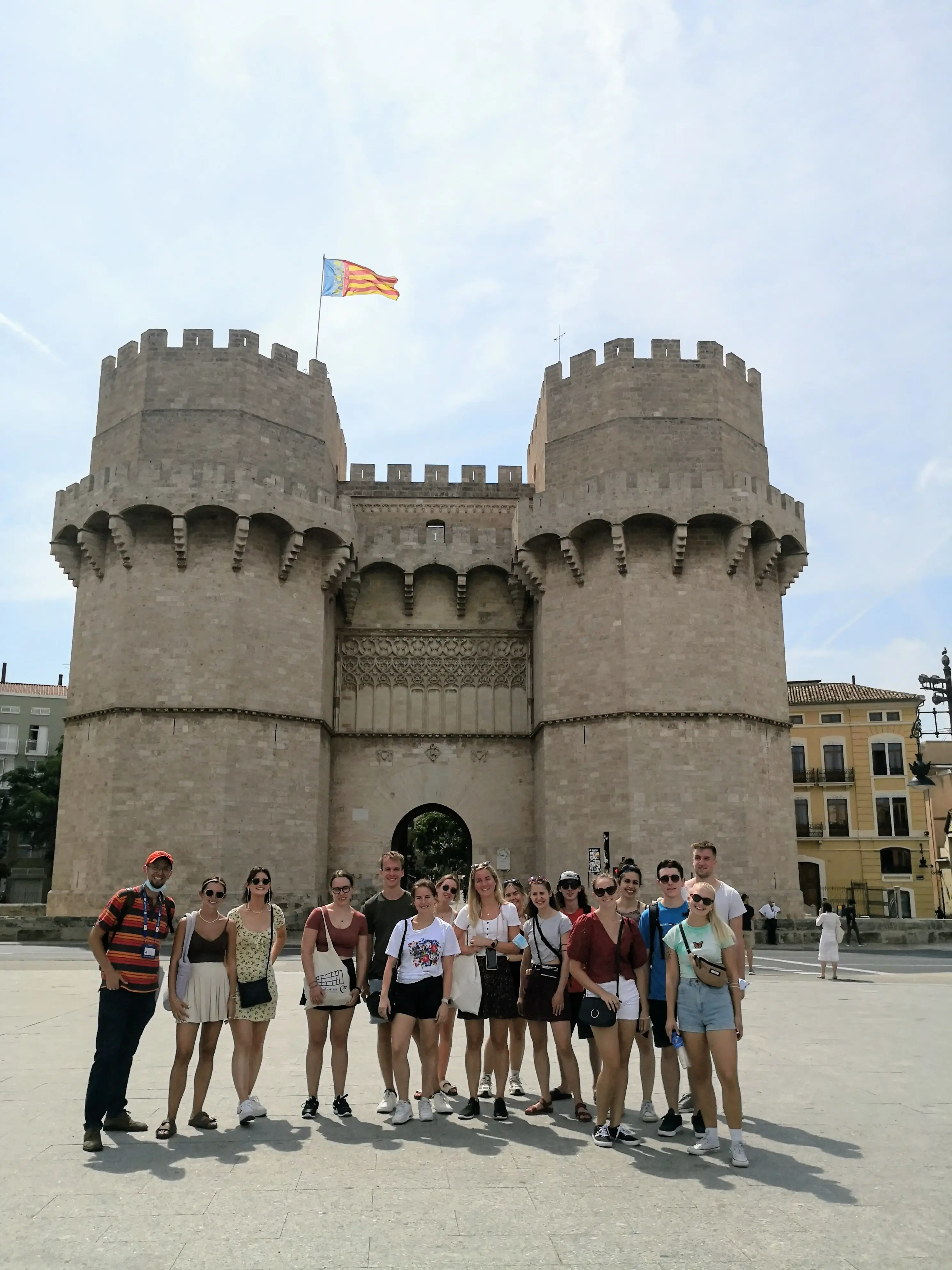 Grupo reunido ante las medievales Torres de Serranos en Valencia
