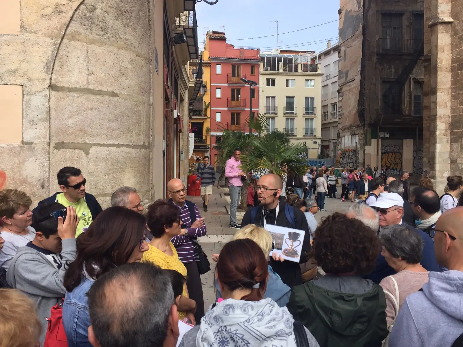 Un grupo de visita escuchando en una calle del casco antiguo de Valencia