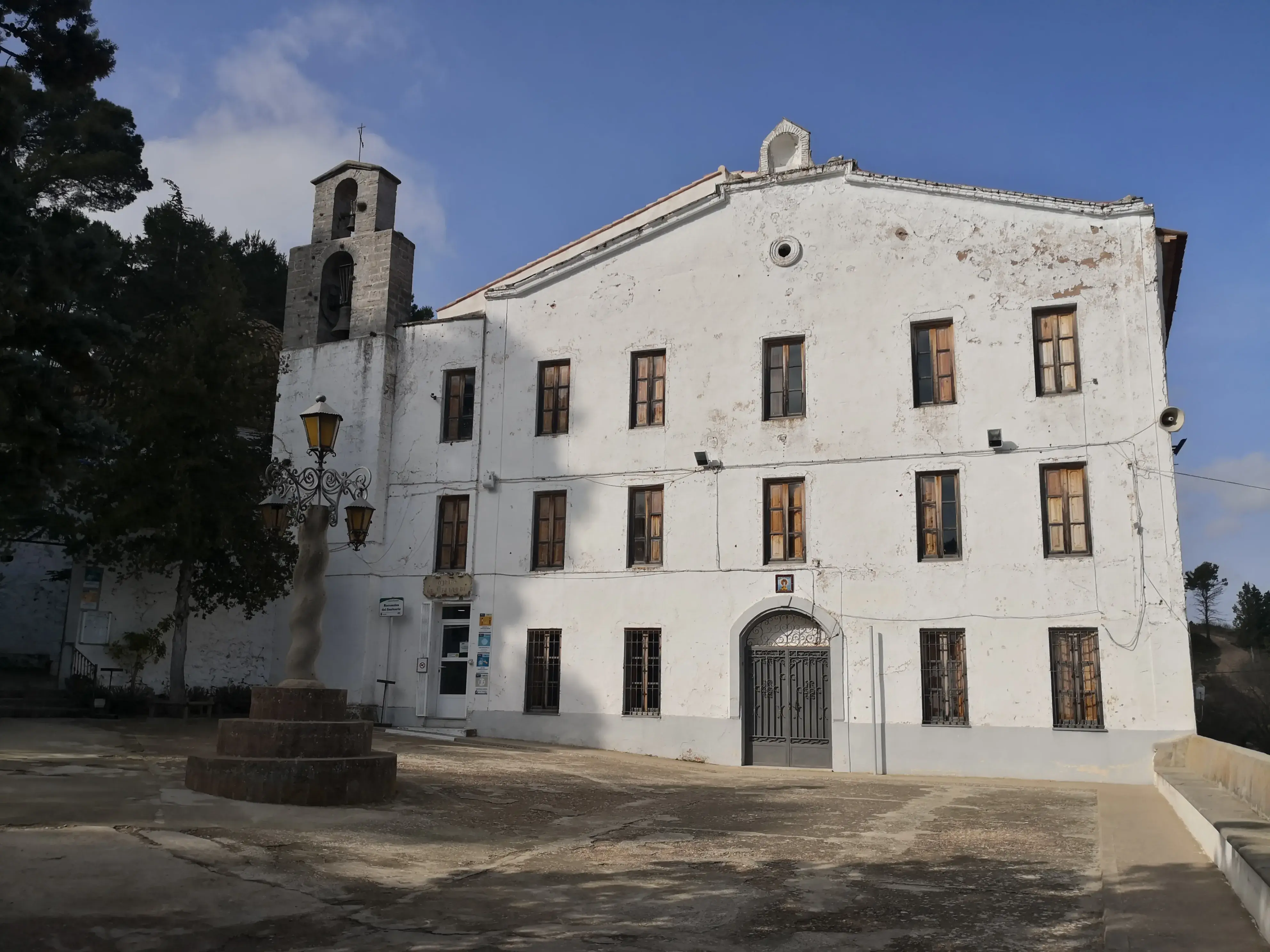 Casas del pueblo de Navajas entre las sierras del Alto Palancia