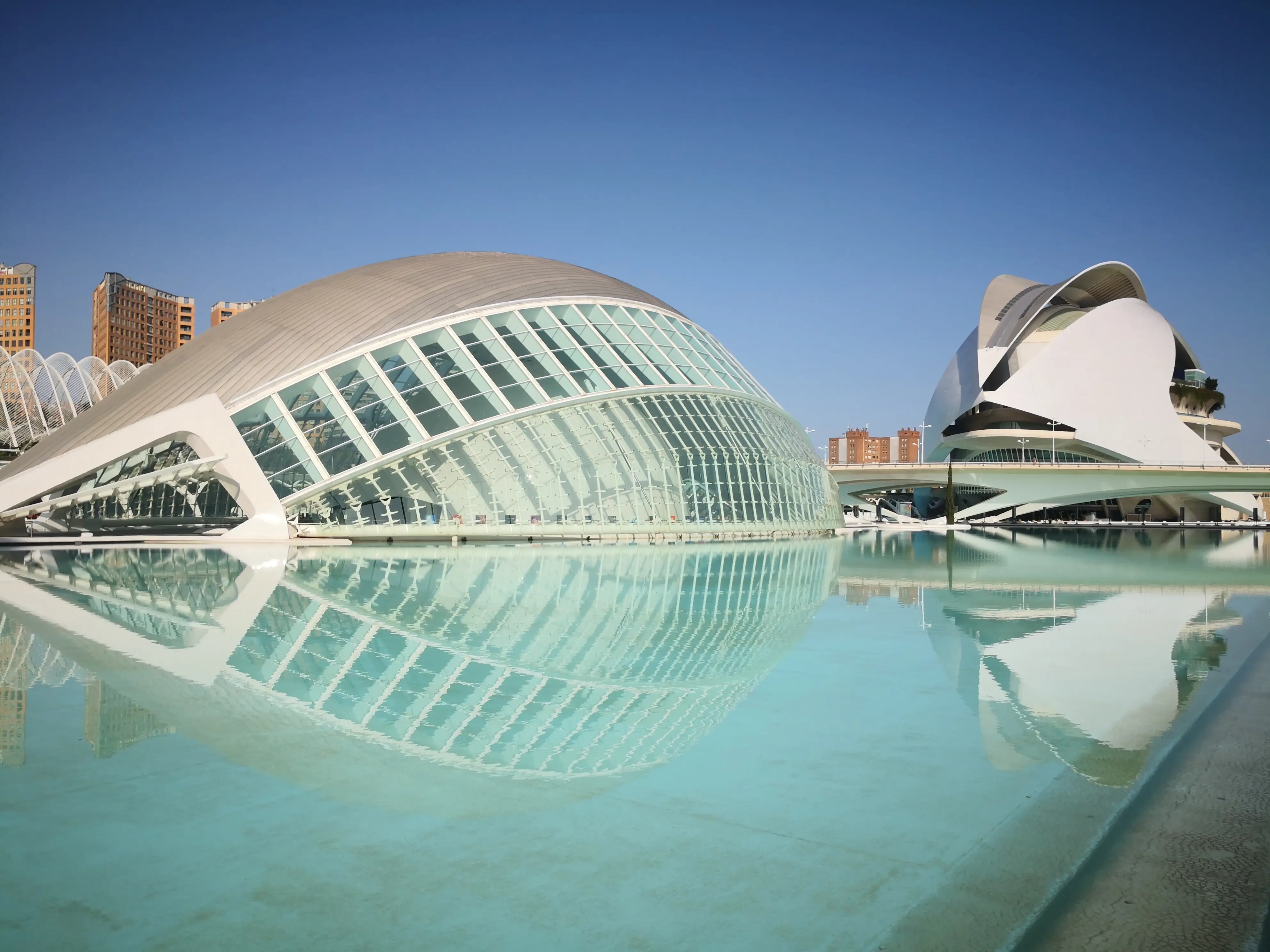 El Hemisfèric de la Ciudad de las Artes y las Ciencias de Valencia reflejado en su lámina de agua